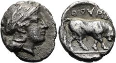 GRIECHEN LUKANIEN. THOURIOI Triobol ø 11mm (1,08g). 443 - 400 v. Chr. Vs.: Kopf der Athena mit attischem Helm, verziert mit Lorbeerkranz n. r. Rs.: ΘΟΥΡΙ, Stier mit gesenktem Haupt n. r., darunter Thu