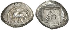GRIECHEN LYKIEN Stater (9,32g). 1. Hälfte 5. Jh. v.Chr. Vs.: Eber mit Doppelschlaufe auf dem Hinterschenkel n. r. schreitend, darüber Legendenreste. Das Ganze in Perlkreis. Rs.: Triskeles in vertiefte