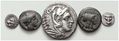 LOTS Griechische Münzen Tetradrachme von Alexander III. (1). Ansonsten hübsche Sammlung von griechischen Kleinmünzen in ansprechenden Erhaltungen, darunter Athen (1). Außerdem griech. AE (3). VERKAUFT