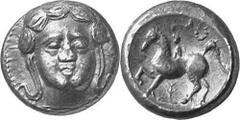 KELTEN MITTLERE UND UNTERE DONAU Nachahmungen der Tetradrachmen und Teilstücke Philipps II. Objekt-Nr.: 1030 Apollokopf-Dickschrötling Tetradrachme, (13,47 g.), Vs.: Frontaler Kopf mit langen Haaren. 