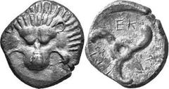 GRIECHEN LYKIEN DYNASTEN Objekt-Nr.: 1465 Perikle, Tetrobol, (2,57 g.), 380 / 360 v. Chr. Mzst. unbestimmt. Vs.: Frontaler Löwenskalp. Rs.:"perikle" um Triskeles. SNG Aul. 4255; SNG Cop. 32. Tönung, s