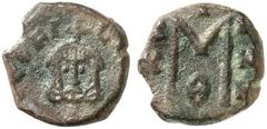 BYZANZ Theophilos, 829 - 842 n. Chr. AE 20 Nummi (?) (2,73g). 830 - 831 n. Chr. Mzst. Syrakus. Vs.: [Θ]EOFI-L[OS bAS´], frontale, drapierte Büste mit Krone u. Kreuzglobus. Rs.: Großes M, darüber Kreuz