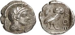 GRIECHEN ATTIKA ATHEN Obol (0,66g). 2. Drittel 5. Jh. v. Chr. Vs.: Kopf der Athena mit attischem Helm nach r. Rs.: AΘE, Eule und Oliven­zweig. Svoronos Taf.8,40ff.: Seltman Taf. XXIV; Slg. Klein 199. 