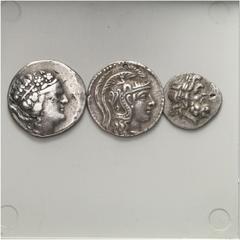 LOTS Griechische AR 3. / 2, Jh. v. Chr, Tetradrachmen von Thasos (1) und Athen, Neuer Stil (1); doppelter Victoriat thessalische Liga (1). 3 Stück! Tönung, zwei Stück gelocht, ss VERKAUFT WIE BESEHEN,