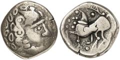 KELTEN MITTLERE UND UNTERE DONAU Philipp II.-Nachahmungen. Mit liegendem Achter. Tetra­drachme (10,07g). Vs.: Stilisierter Zeuskopf mit spitzovalen Hohlblättern n. r. Rs.: Stilisierter Reiter n. l. Da