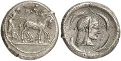 GRIECHEN SIZILIEN SYRAKUS Herrschaft der Deinomeniden, 485 - 466 v. Chr. Tetra- d­rachme (17,09g). 485 - 479 v. Chr. Vs.: Wagenlenker führt ein Viergespann n. r., das von Nike bekränzt wird. Rs.: ΣΥΡA