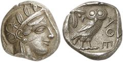 GRIECHEN ATTIKA ATHEN Tetradrachme (16,68g). ca. 440 - 407 v. Chr. Vs.: Kopf der Athena mit verziertem, bekränzten attischen Helm n. r. Rs.: AΘE, Eule steht n. r., Kopf in Vorderansicht, im Feld links