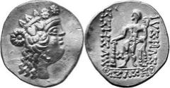 KELTEN MITTLERE UND UNTERE DONAU Nachahmungen der Tetradrachmen von Thasos Objekt-Nr.: 11 Klasse III: Auflösung der Legende Tetradrachme, (17,01 g.), Vs.: Stilisierter Kopf des Dionysos n. r. Rs.: Sch