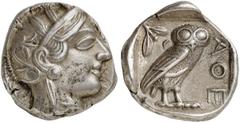 GRIECHEN ATTIKA ATHEN. Tetradrachme (17,09g). Ca. 440 - 407 v. Chr. Vs.: Kopf der Athena mit verziertem, bekränzten attischen Helm n. r. Rs.: AQE, Eule steht n. r., Kopf in Vorderansicht, im Feld link