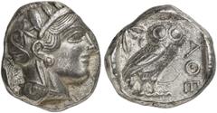 GRIECHEN ATTIKA ATHEN. Tetradrachme (17,08g). Ca. 440 - 407 v. Chr. Vs.: Kopf der Athena mit verziertem, bekränzten attischen Helm n. r. Rs.: AΘE, Eule steht n. r., Kopf in Vorderansicht, im Feld link