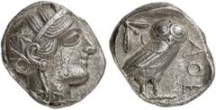 GRIECHEN ATTIKA ATHEN. Tetradrachme (16,85g). Ca. 440 - 407 v. Chr. Vs.: Kopf der Athena mit verziertem, bekränzten attischen Helm n. r. Rs.: AΘE, Eule steht n. r., Kopf in Vorderansicht, im Feld link