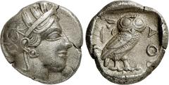GRIECHEN ATTIKA. ATHEN. Tetradrachme (16,89g). Ca. 454 - 404 v. Chr. Vs.: Kopf der Athena mit verziertem und bekränztem attischen Helm n. r. Rs.: ΑΘΕ, Eule steht n. r., Kopf in Vorderansicht, im Feld 