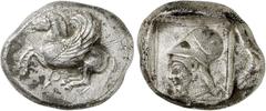 GRIECHEN KORINTH. KORINTH. Stater (8,36g). Um 515 - 500 v. Chr. Vs.: Pegasos n. l. fliegend, darunter 'Koppa'. Rs.: Gerahmtes Quadratum incusum, darin Kopf der Athena im korinthischen Helm und mit Per