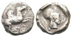 GRIECHEN KORINTH KORINTH Stater (8.49g). 515 - 450 v. Chr. Vs.: Pegasos n. r. fliegend, darunter 'Koppa'. Rs.: Kopf der Athena mit hochgeschobenem korinthischem Helm und Perlenkette n. r. im Quadratum