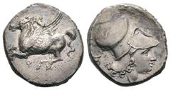 GRIECHEN KORINTH KORINTH Stater (8.19g). 345 - 307 v.Chr. Vs.: Nach links fliegender Pegasos, darunter Koppa. Rs.: Kopf der Athena mit korinthischem Helm n. r. Dahinter Bukranion und N. Calciati 382. 