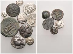LOTS Griechische Münzen Griechische Münzen 4. / 3. Jh. v. Chr. Tetradrachme Athen (1), Drachmen und kleinere Silbernominale und AE aus dem griechischen Mutterland. Außerdem ein byzantinischer Folles. 
