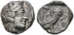 GRIECHEN ATTIKA. ATHEN. Tetradrachme (17,03g). ca. 440 - 407 v. Chr. Vs.: Kopf der Athena mit verziertem, bekränztem, attischen Helm n. r. Rs.: ΑΘΕ, Eule steht n. r., Kopf in Vorderansicht, im Feld li