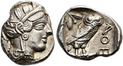 GRIECHEN ATTIKA. ATHEN. Tetradrachme (17,20g). ca. 454 - 404 v. Chr. Vs.: Kopf der Athena mit attischem Helm n. r. Rs.: AQE, Eule steht n.r., Kopf in Vorderansicht, im Feld l. oben Ölzweig u. Halbmond