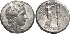 GRIECHEN SIZILIEN SYRAKUS Objekt-Nr.: 1139 Agathokles, 317 - 289 v. Chr. Tetradrachme (16,91 g.), 3. Periode, 305 - 295 v. Chr. Vs.: KORAS, Kopf der Kore n. r. Rs.: AGAQOKLEIOS, Nike errichtet Tropaio