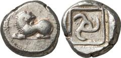 GRIECHEN LYKIEN DYNASTEN Objekt-Nr.: 1432 Kuprilli (?), Stater (9,15 g.), 470 - 440 v. Chr. Mzst. Xanthos (?) Vs.: Liegender Löwe n. l. Rs.: Triskeles in Quadratum Incusum mit Umrandung. Vismara - (vg