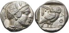 GRIECHEN ATTIKA. ATHEN. Tetradrachme (16,98g). ca. 450 - 430 v. Chr. Vs.: Kopf der Athena mit attischem Helm n. r. Rs.: ΑΘΕ (kleines E), Eule steht n.r., Kopf in Vorderansicht, im Feld l. oben Ölzweig