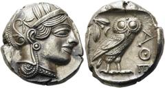 GRIECHEN ATTIKA. ATHEN. Tetradrachme (17,18g). 454 - 404 v. Chr. Vs.: Kopf der Athena mit Scheibenohrring und Perlenkette in einem mit Olivenblättern geschmücktem attischen Helm n. r. Rs.: ΑΘΕ, Eule n