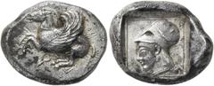 GRIECHEN KORINTH. KORINTH. Stater (8,36g). Um 515 - 500 v. Chr. Vs.: Pegasos n. l. fliegend, darunter 'Koppa'. Rs.: Gerahmtes Quadratum incusum, darin Kopf der Athena im korinthischen Helm und mit Per