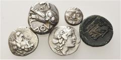 LOTS Griechische Münzen. 5. - 1. Jh. v. Chr. Tetradrachme Athen (1), Parion (1), Epiros (1), Korkyra (1), AE von Akarnanien (1). 5 Stück! Meist sehr guter Stil, ss und besser VERKAUFT WIE BESEHEN, KEI