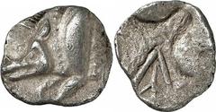 GRIECHEN LYKIEN PRAEDYNASTISCHE PRÄGUNGEN Objekt-Nr.: 1572 1/4 Stater (2,33 g.), vor 480 v. Chr. Vs.: Eberprotome n. l. Rs.: Vierseitiegs Incusum mit eingebuchteten Seiten. Auf einer Seite ein Dreieck