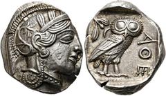 GRIECHEN ATTIKA. ATHEN. Tetradrachme ø 26mm (17,16g). ca. 454 - 404 v. Chr. Vs.: Kopf der Athena mit attischem Helm, der von einem Lorbeerkranz bekrönt wird, n. r. Rs.: AΘE, Eule n. r. stehend, Kopf i