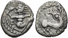 KELTEN DEUTSCHLAND. HESSEN UND RHEINLAND. Tanzendes Männlein, Typ Dünsberg. Quinar ø 13mm (1,64g). Um 60 / 45 v. Chr. Vs.: "Tanzendes Männlein" n. r. mit Torques in der Linken u. Schlange in der Recht