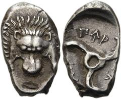 GRIECHEN LYKIEN. DYNASTEN. Perikle. 1/3 Stater ø 19mm (2,85g). ca. 380 - 360 v. Chr. Vs.: Löwenskalp in Vorderansicht. Rs.: "Perikle" in lykischer Schrift, Triskeles. Traité II, 493; SNG Aul. 4254 und
