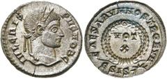 RÖMER RÖMISCHE KAISERZEIT. Crispus, 317 - 326 n. Chr. AE Follis ø 18mm (3,02g). 321 - 324 n. Chr. Mzst. Siscia. Vs.: IVL CRIS-PVS NOB C, Kopf mit Lorbeerkranz n. r. Rs.: CAESARVM NOSTRORVM / ESIS u. H