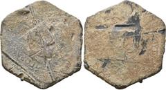 MISCELLAN GEWICHTE. RÖMISCH. 4 Librae(?) 1. - 3. Jh. n. Chr. Mzst. Sardeis(?). ø ca. 12cm. (1157g). Sechseckige Bleiplatte. Vs. ΜΑΡΚΟΥ ΠΑ[...]ΟΥ ΑΓΟΡΑΝΟΜ[ΟΥ]. Einseitig wohl mit zusätzlichem Blei nach