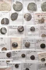 LOTS Diverses. AE Gute Reststücke einer Sammlung mit vielen interessanten Stücken angefangen von Quinar der Haeduer (1, mit Ausbruch) und Kleinsilber der Vindeliker (1). Hauptsächlich griechisches Kle