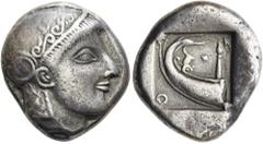 GRIECHEN MAKEDONIEN. SKIONE. Tetradrachme ø 23mm (16,58g). Um 430 v. Chr. Vs.: Kopf des Protesilaos mit attischem Helm n. r., auf dem Helmbusch retr. ΠΡΟΤΕΣΙΛΑΟΣ. Rs.: Σ-Κ-Ι-Ο, Schiffsheck mit Aphlast