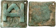 MISCELLAN GEWICHTE GRIECHISCH. Bronzegewicht. AE 1/2 Mina 3. - 2. Jh. n. Chr. 200,88g. 5,9 x 5,7cm. Quadratische Platte, oben rechts gelocht. Vs.: Monogramm im Relief für HA, darunter nachträglich ein