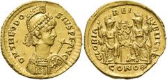 RÖMER RÖMISCHE KAISERZEIT. Theodosius II., 408 - 450 n. Chr. Solidus ø 20mm (4,45g). 415 n. Chr. Mzst. Konstantinopel. Vs.: DN THEODO-SIVS PF AVG, behelmte Panzerbüste mit Perlendiadem, Speer u. Schil