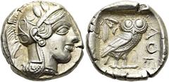 GRIECHEN ATTIKA. ATHEN. Tetradrachme (17,12g). 454 - 404 v. Chr. Vs.: Kopf der Athena mit attischem Helm, der mit drei Lorbeerblättern geschmückt ist, Ohrring u. Perlenkette n. r. Rs.: ΑΘΕ, Eule n. r.