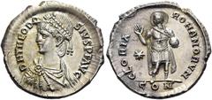 RÖMER RÖMISCHE KAISERZEIT. Theodosius II., 408 - 450 n. Chr. Leichter Miliarense (4,20g). 408 - 420 n. Chr. Mzst. Konstantinopel. Vs.: D N THEODO-SIVS P F AVG, drapierte Panzerbüste mit Perlendiadem n