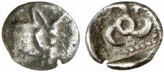 Antike Münzen GRIECHISCHE MÜNZEN LYKIEN - unbestimmter Dynast Hemiobol, 5. Jhdt. v. Chr. Stierkopf (?) / Triskeles. BMC - ; SNG v. Aul. - ; SNG Cop. - ; Slg. Reuter - ; Rosen Coll. - R ! 0,43 g ss Est