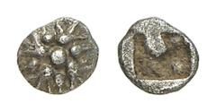 IONIEN ERYTHRAI (?) Tetartemorion, ca. 480 - 450 v. Chr. 0.10 g. Rosette. Rs: Fünf Punkte in vertieftem Quadrat. SNG von Aulock - (vgl. 1807). Äußerst seltene Variante. Getönt, vorzüglich.