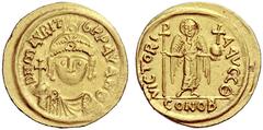BYZANTINE COINS BYZANZ Mauricius Tiberius, 582-602. Solidus (Gold) 590/591 (Indiktion 9), Karthago. 9. Offizin. DN mAVRI T - b PP AV AN(theta). Drapierte Panzerbüste mit Helm, Perlendiadem und Kreuzgl