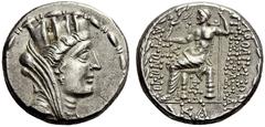 GRIECHISCHE MÜNZEN STÄDTE IN SYRIEN LAODIKEIA Tetradrachmon, 57-56. Verschleierte Tychebüste mit Mauerkrone n. r., aussen Stemma. Rv. LAODIKEWN / THS IERAS KAIS - AUTONOMOU Zeus im Himation mit Szepte