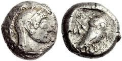 GRIECHISCHE MÜNZEN ATTIKA ATHEN Tetradrachmon, 530-500. Athenakopf im attischen Helm mit Helmzier n. r.; sie ist geschmückt mit einem scheibenförmigen Ohranhänger. Rv. AΘE Eule n. r. stehend. Kopf fro