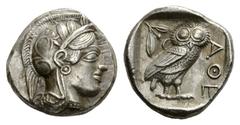 GRIECHISCHE MÜNZEN ATTIKA ATHEN Tetradrachmon um 440. Athenakopf mit attischem Helm n. r., auf dem Helmkessel drei Ölblätter und Ranke. Rv. AΘE Eule n. r., Kopf frontal, dahinter Mondsichel und Oliven