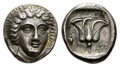 GRIECHISCHE MÜNZEN INSELN VOR KARIEN RHODOS Rhodos. Tetradrachmon, 400-380. Helioskopf von vorne, leicht n. r. gewendet. Rv. ΡOΔION Rose mit Knospe, im Felde r. Φ und Kranz;, das Ganze in einem leicht