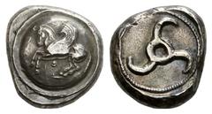 GRIECHISCHE MÜNZEN LYKIEN DYNASTEN Unbestimmte Dynasten. Stater, 460-440. Pegasos auf einem Rundschild n. l. fliegend, zwischen den Beinen Punkt (oder Θ?). Rv. Triskelis in einem Perlkreis. 9,85 g. SN