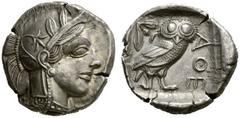ANTIKE GRIECHISCHE MÜNZEN ATTIKA ATHEN Tetradrachmon um 440. Athenakopf mit attischem Helm n. r., auf dem Helmkessel drei Ölblätter und Ranke. Rv. AΘE Eule n. r., Kopf frontal, dahinter Mondsichel und