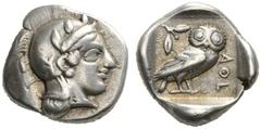 GRIECHISCHE MÜNZEN ATTIKA ATHEN Drachme um 440. Athenakopf im attischen Helm mit drei Ölblätter und Ranke. Rv. AΘE Eule n.r. Kopf von vorne, im Felde l. Olive mit zwei Blättern. 4,19 g. Svoronos, A. T